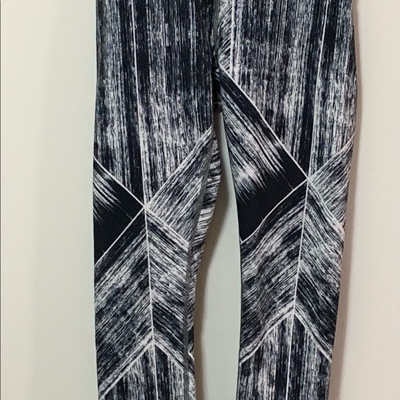 Lululemon Wunder Under Crop - *Full-On Luon - Size 4 - Picture 4 of 8